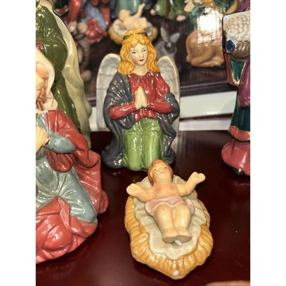 Home For The Holidays Porcelain Nativity Set 11 Pc figures and Wood Base - Picture 4 of 6